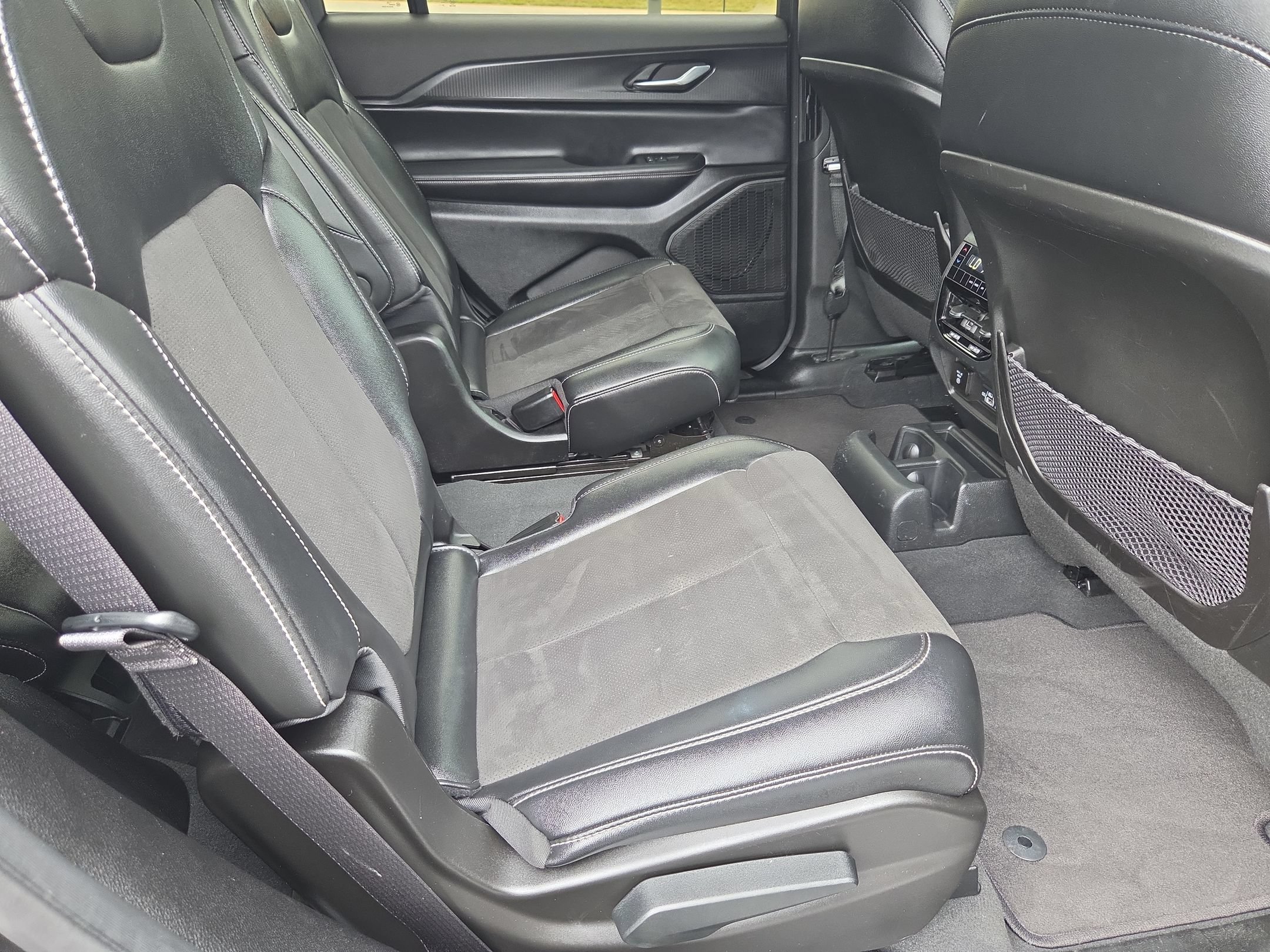 Used 2024 Jeep Grand Cherokee L Altitude RWD image 26