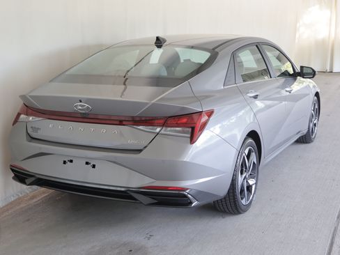 Used 2022 Hyundai Elantra Limited w/ Cargo Package FWD image 7