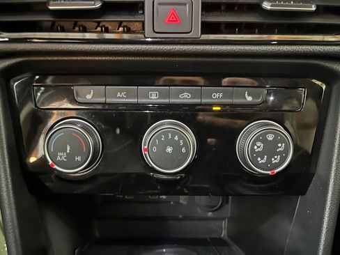 Used 2023 Volkswagen Taos SE w/ Panoramic Sunroof Package image 18