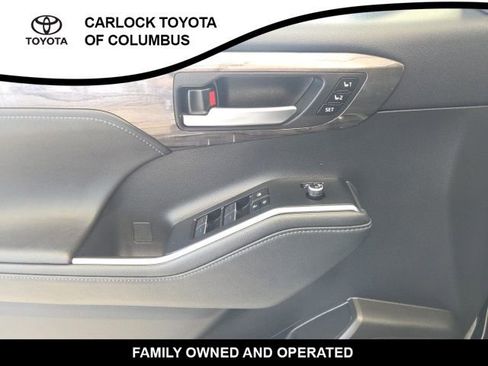 Used 2023 Toyota Highlander Platinum image 11
