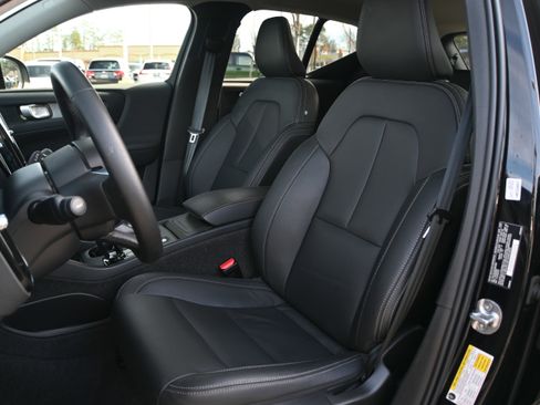 Used 2025 Volvo XC40 B5 Core image 7