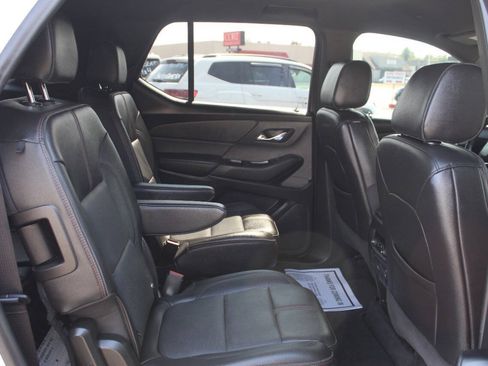 Used 2022 Chevrolet Traverse RS FWD image 12
