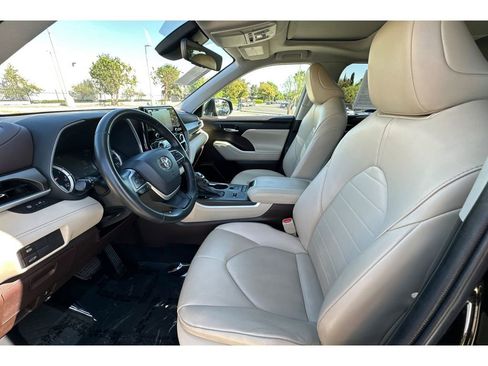 Used 2022 Toyota Highlander XLE image 10