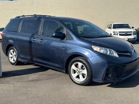 Used 2020 Toyota Sienna LE w/ LE Preferred Package FWD image 2