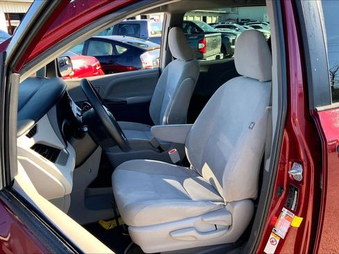 Used 2018 Toyota Sienna L image 8