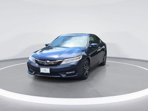 Used 2017 Honda Accord Touring image 4