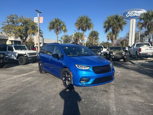 New 2026 Chrysler Pacifica Limited w/ S Appearance Package image 2