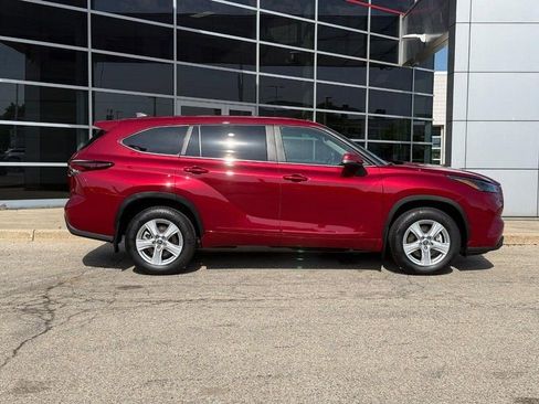 Used 2024 Toyota Highlander LE AWD/4WD image 2