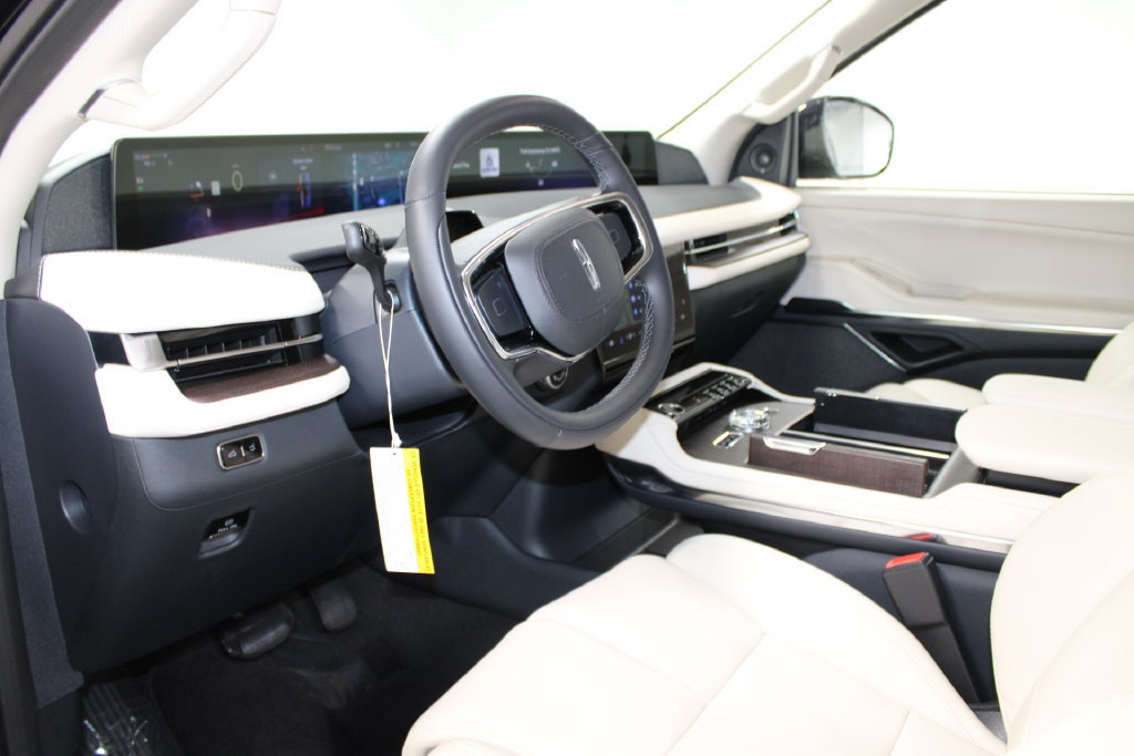 New 2027 Lincoln Navigator Reserve w/ Jet Appearance Package AWD/4WD image 15