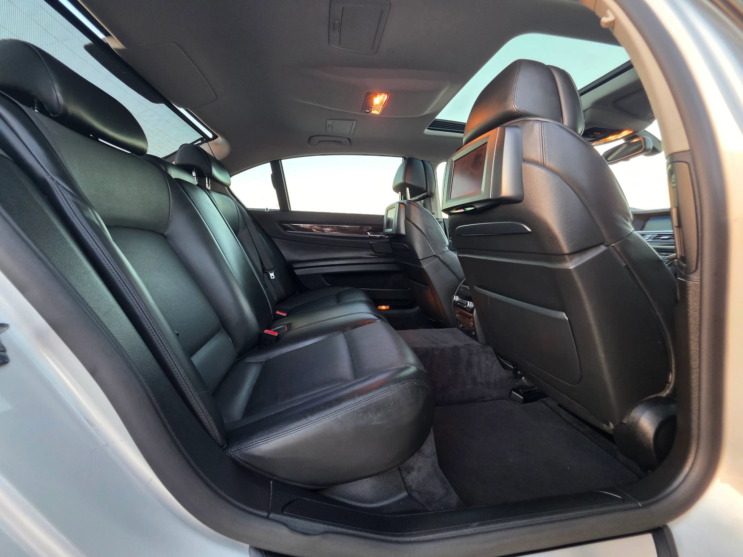 Used 2009 BMW 750Li w/ Sport Pkg RWD image 12