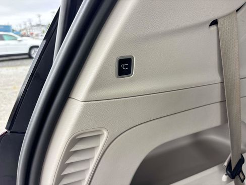 Used 2023 Chrysler Pacifica Limited image 18