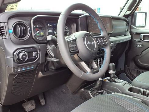 Used 2025 Jeep Wrangler Unlimited Rubicon 4xe w/ Convenience Group AWD/4WD image 4