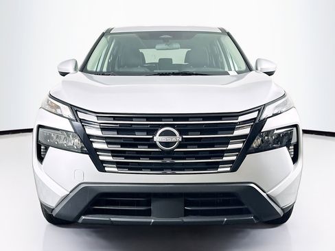 Used 2025 Nissan Rogue SV image 2