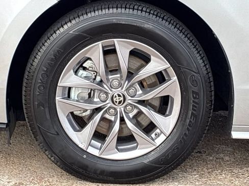 Used 2025 Toyota Sienna XLE FWD image 30