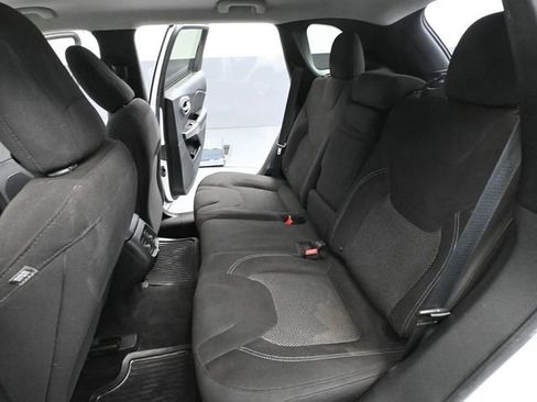 Used 2019 Jeep Cherokee Latitude w/ Popular Appearance Group image 38