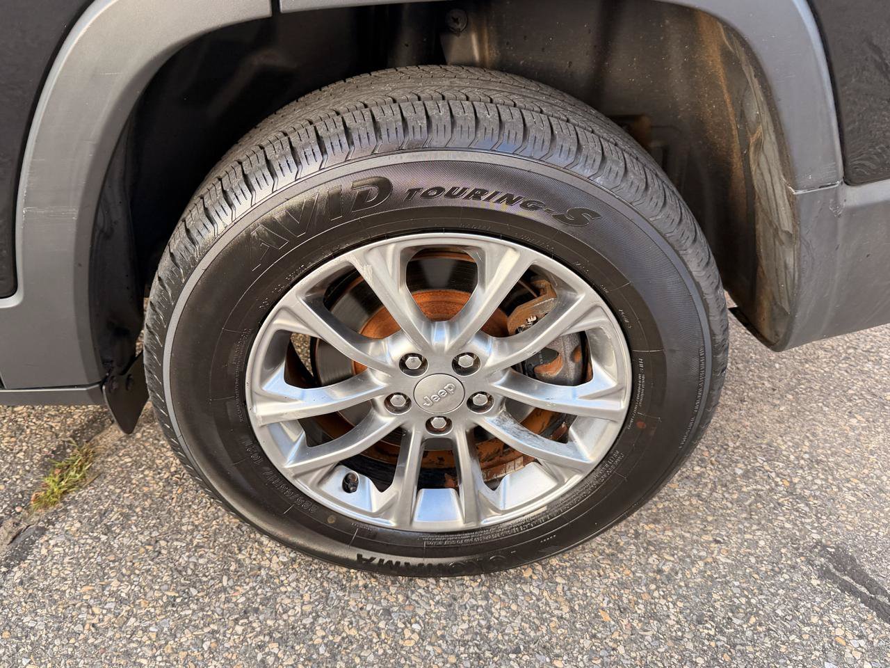 Used 2019 Jeep Cherokee Latitude Plus AWD/4WD image 12
