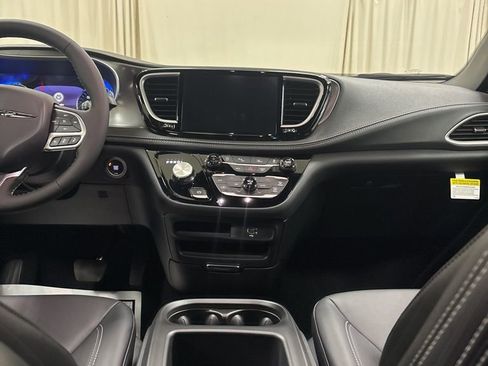 New 2026 Chrysler Pacifica Select FWD image 18