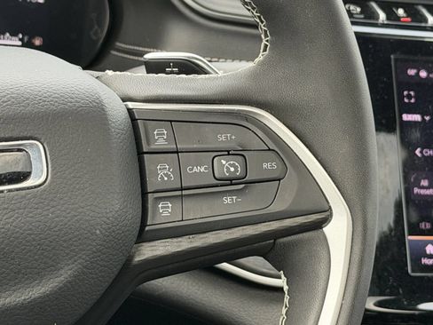 Used 2025 Jeep Grand Cherokee Altitude AWD/4WD image 13