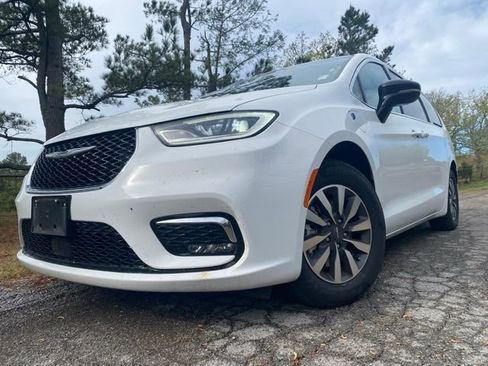 Used 2024 Chrysler Pacifica Select image 3