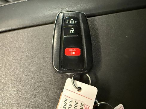 Used 2021 Toyota Highlander XLE image 17