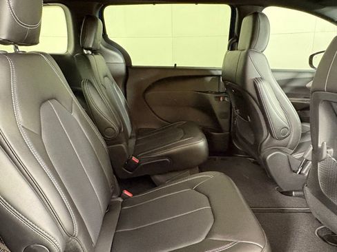 New 2027 Chrysler Pacifica Select FWD image 15