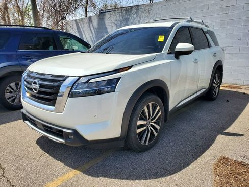 Used 2023 Nissan Pathfinder Platinum AWD/4WD image 2