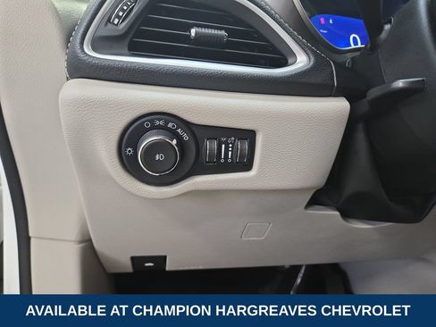 Used 2023 Chrysler Pacifica Touring-L FWD image 23