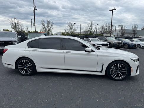 Used 2021 BMW 740i w/ M Sport Package RWD image 11