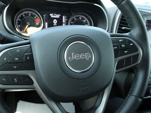 Used 2019 Jeep Cherokee Latitude Plus w/ Comfort/Convenience Group AWD/4WD image 18