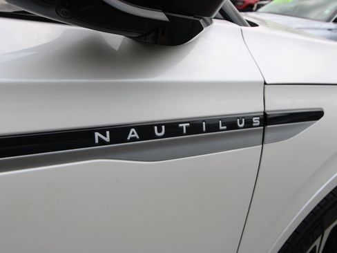 Used 2025 Lincoln Nautilus Reserve AWD/4WD image 13