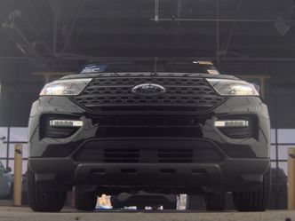 Used 2024 Ford Explorer XLT w/ Equipment Group 202A AWD/4WD image 3