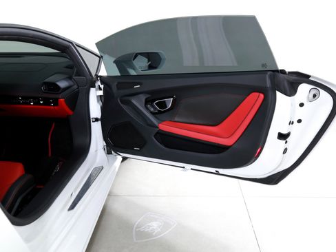 Used 2020 Lamborghini Huracan EVO image 18