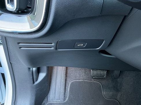 Certified 2025 Volvo XC40 B5 Plus image 22