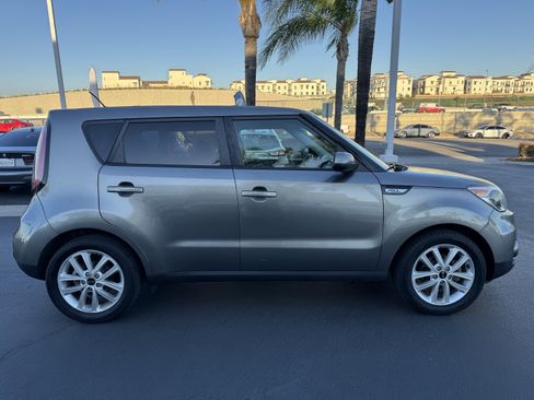 Used 2019 Kia Soul + image 10