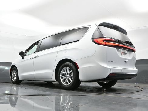 Used 2023 Chrysler Pacifica Touring-L FWD image 46