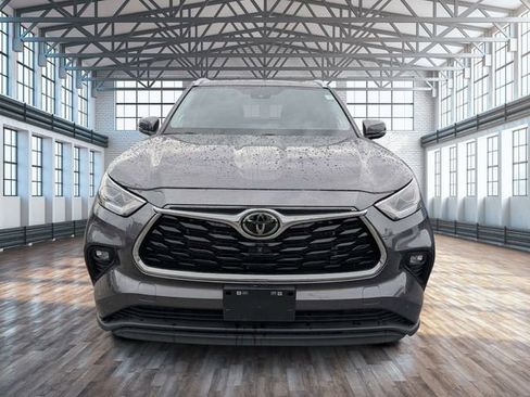 Used 2023 Toyota Highlander Limited FWD image 9