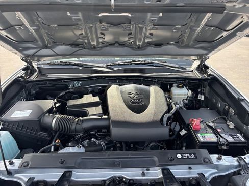 Used 2019 Toyota Tacoma TRD Off-Road AWD/4WD image 29