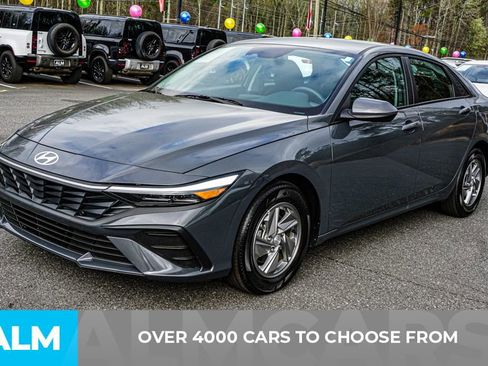 Used 2025 Hyundai Elantra SE image 3