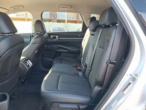 Used 2022 Kia Sorento S FWD image 11