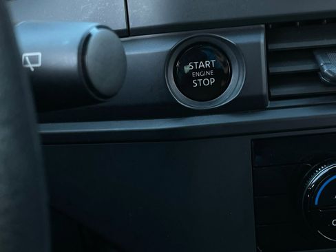 Used 2025 Nissan Pathfinder S image 16