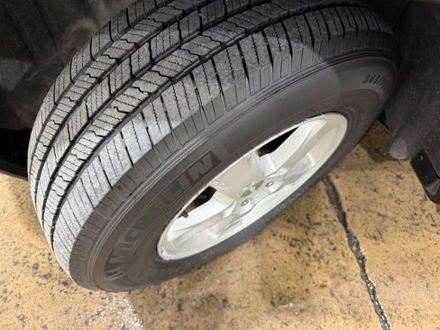 Used 2012 Jeep Grand Cherokee Laredo RWD image 3