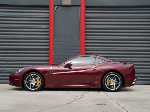 Used 2010 Ferrari California RWD image 15