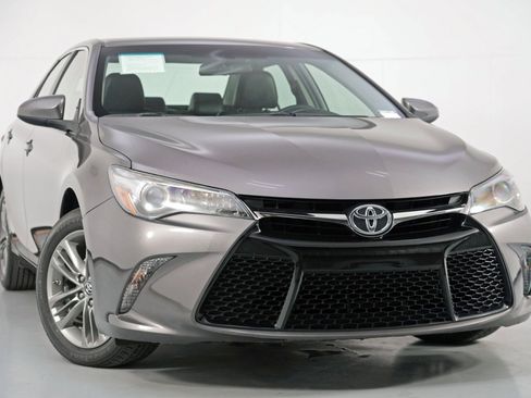 Used 2017 Toyota Camry SE image 2