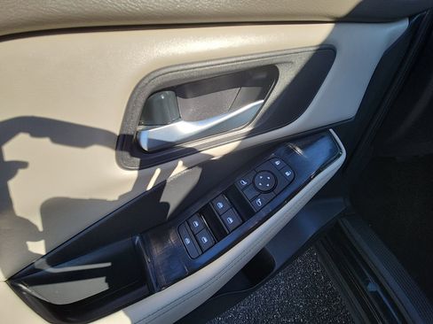 Used 2024 Nissan Rogue SV image 15