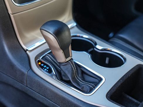 Used 2017 Jeep Grand Cherokee Limited image 16