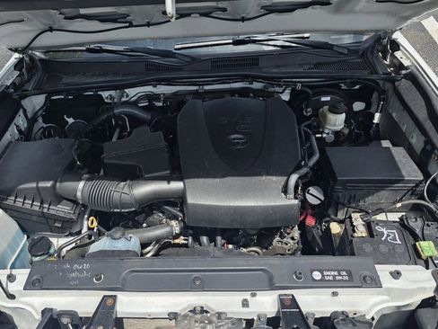 Used 2016 Toyota Tacoma TRD Sport w/ Towing Package AWD/4WD image 12