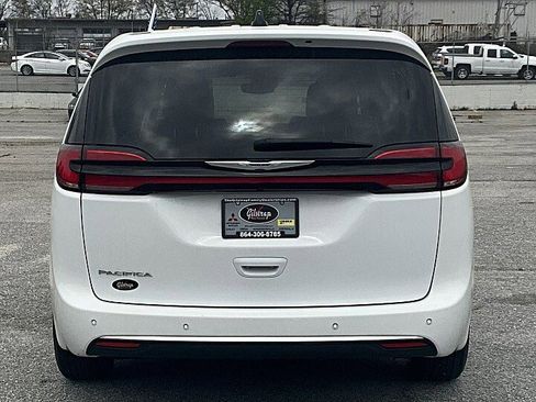 Used 2024 Chrysler Pacifica Touring-L image 10