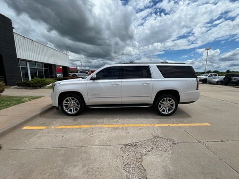 Used 2017 GMC Yukon XL SLT w/ Premium Edition AWD/4WD image 4