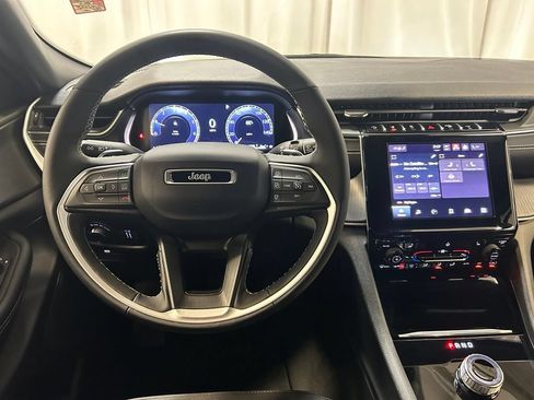 Used 2024 Jeep Grand Cherokee Laredo w/ Luxury Tech Group I AWD/4WD image 3