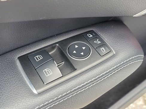 Used 2017 Mercedes-Benz SL 550 w/ Driver Assistance Package image 13